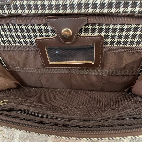 London Fog Black and White Travel Bag - Picture 9 of 15